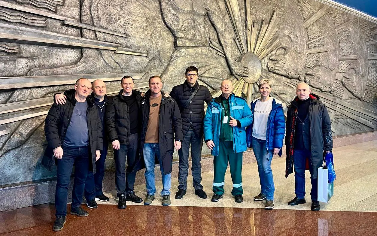 Красноярская ГЭС компании Эн+ организовала встречу юных спортсменов и сотрудников с олимпийским чемпионом