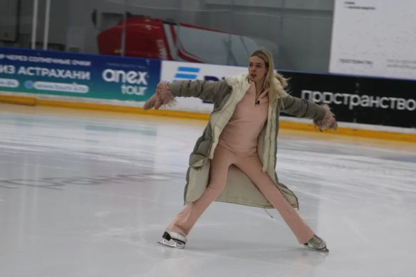 Знаменитая фигуристка показала мастер-класс астраханским спортсменкам