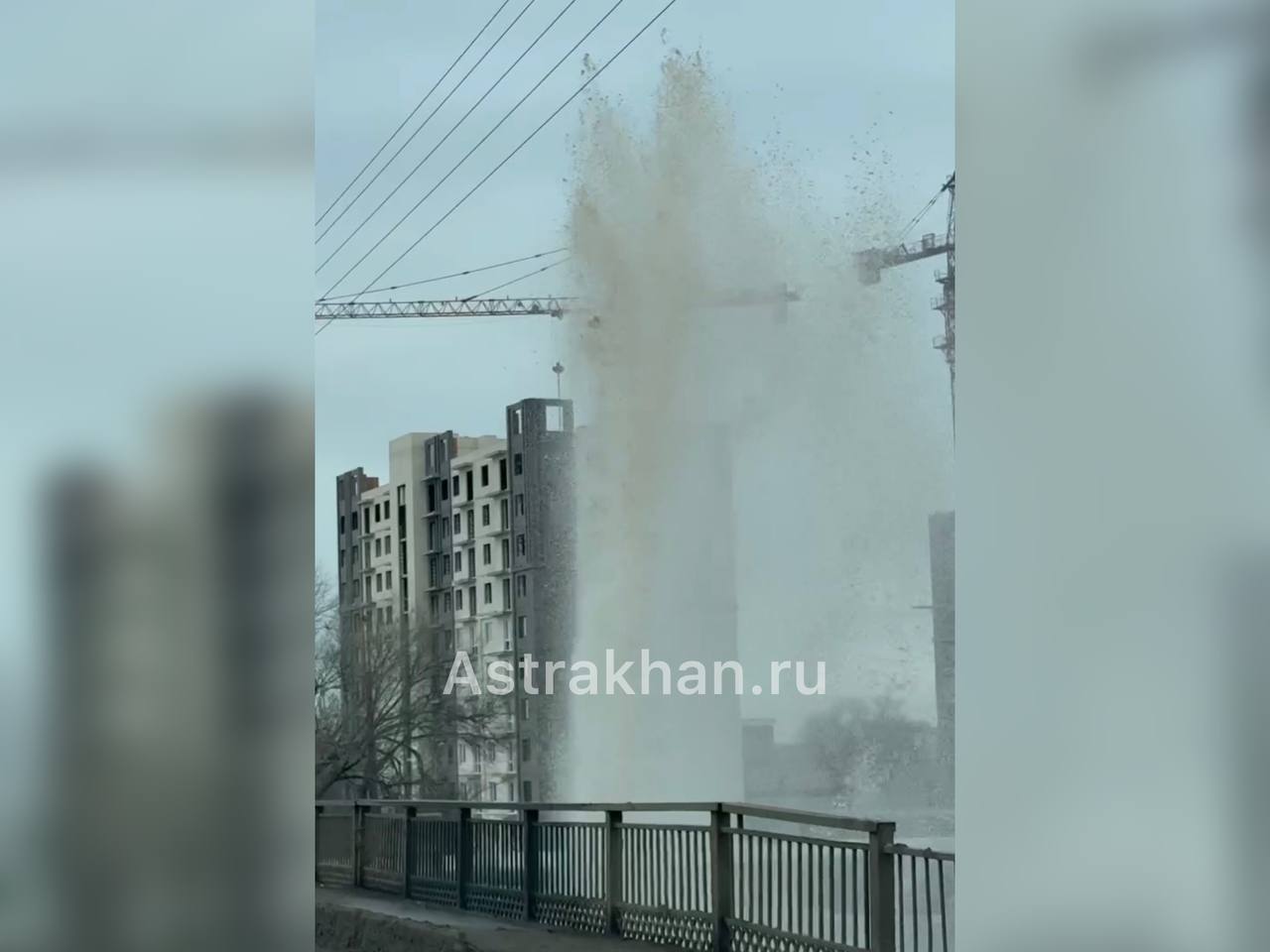 В Астрахани под мостом на Мясокомбинате забил фонтан