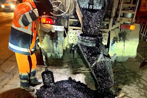 На 40 улицах Астрахани заделали ямы литым асфальтом