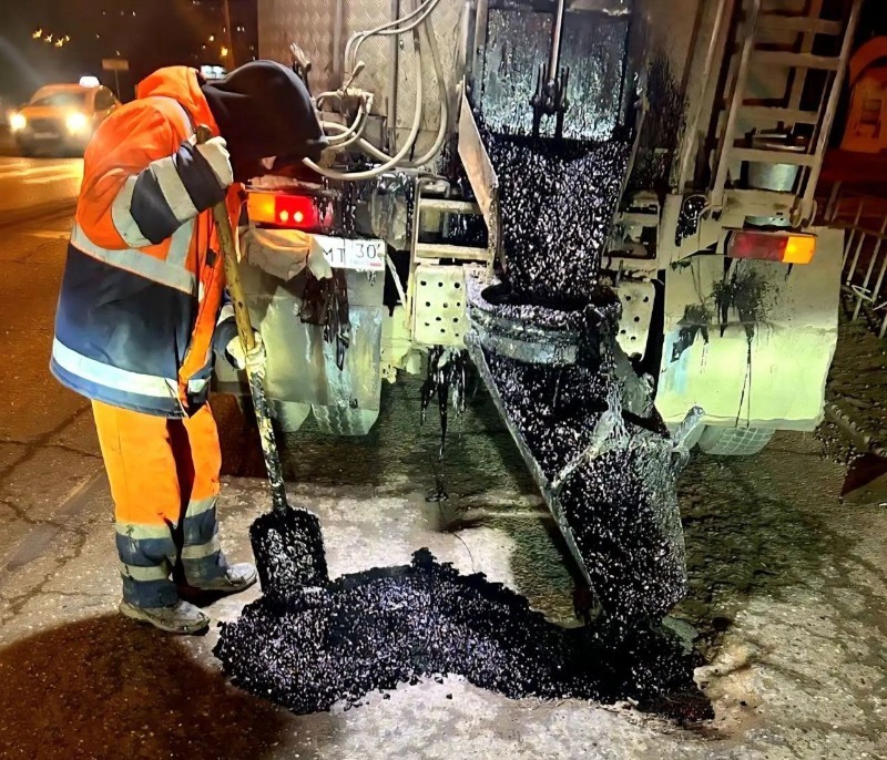 На 40 улицах Астрахани заделали ямы литым асфальтом