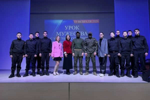 Офицеры СОБР рассказали астраханским суворовцам о чести и присяге