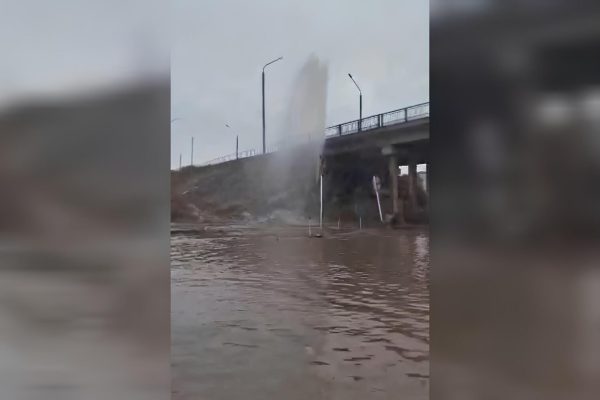 В Астрахани под мостом появился новый «фонтан» - PRO Астрахань