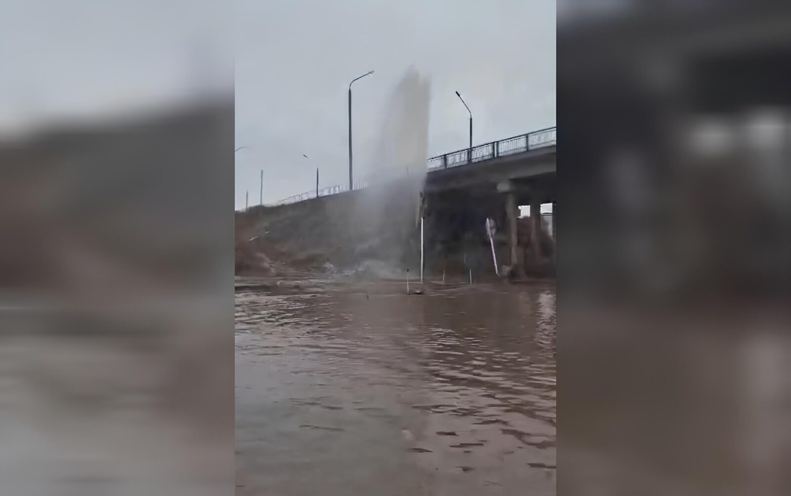 В Астрахани под мостом появился новый «фонтан» - PRO Астрахань