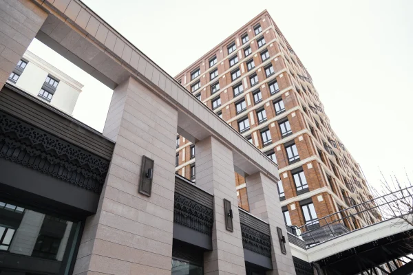 Эксперт рассказал, как спасать выпавших из окна людей