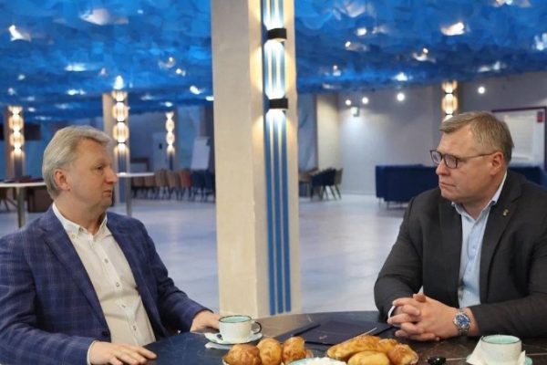 Игорь Бабушкин поздравил астраханского дирижёра с присвоением почётного звания