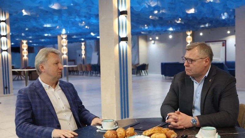 Игорь Бабушкин поздравил астраханского дирижёра с присвоением почётного звания