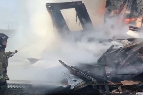 Пожарные тушат крупный пожар в Приволжском районе