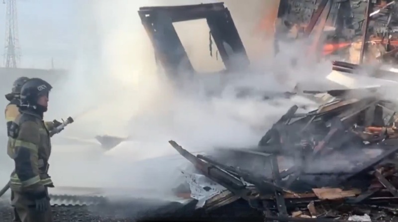 Пожарные тушат крупный пожар в Приволжском районе