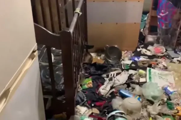 Красноярские полицейские спасли из захламленной квартиры трехлетнего истощенного ребенка