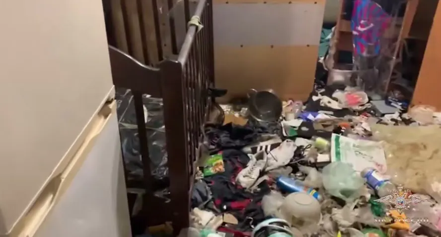 Красноярские полицейские спасли из захламленной квартиры трехлетнего истощенного ребенка