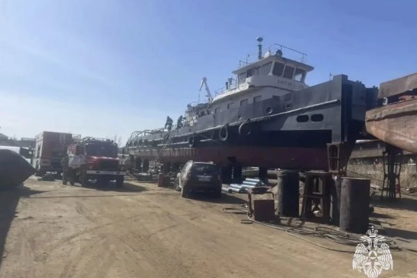 Астраханские огнеборцы потушили пожар на теплоходе - PRO Астрахань