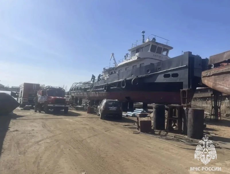 Астраханские огнеборцы потушили пожар на теплоходе - PRO Астрахань