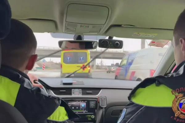 Сотрудник  ДПС вместе с медиками «скорой помощи» провели в Красноярске профилактический рейд «Маяк»