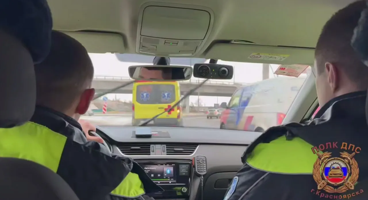 Сотрудник  ДПС вместе с медиками «скорой помощи» провели в Красноярске профилактический рейд «Маяк»