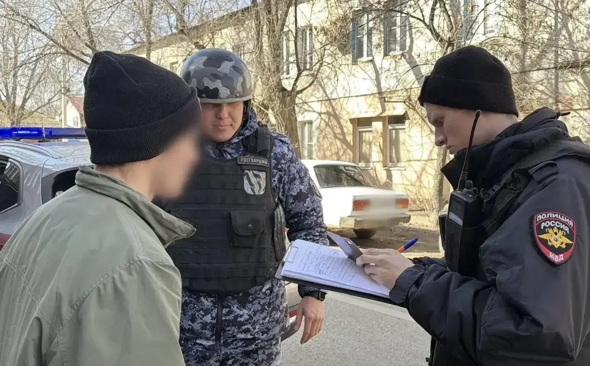 В Астрахани задержали мужчину, размахивающего чем-то похожим на пистолет