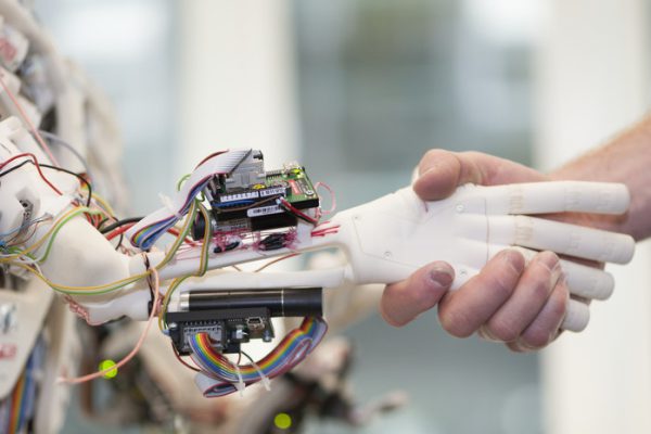 Сергей Лукьяненко — о будущем ИИ: «Никакого восстания машин не будет»