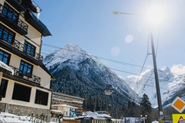 SHOT: на горнолыжном курорте Домбай туристы пожаловались на массовое отравление