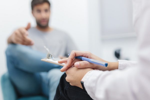 Психолог Куляцкая: по шуткам можно узнать о пережитых человеком травмах