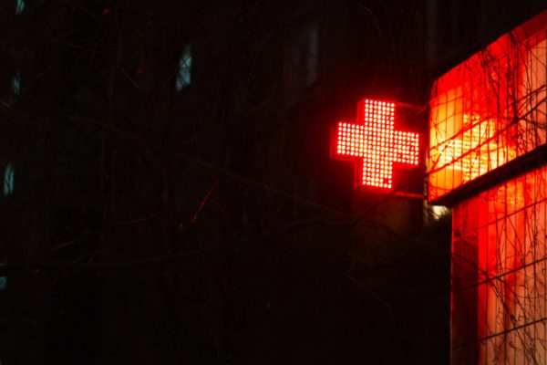 Женщина рассказала, как помогала ловить выпавшего из окна ребёнка в Петербурге