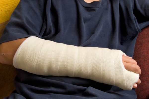 Мужчина, помогавший ловить выпавшего из окна в Петербурге мальчика, сломал руку