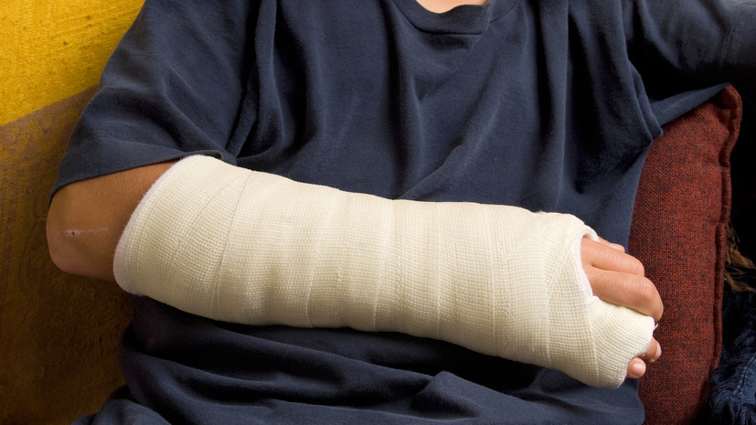 Мужчина, помогавший ловить выпавшего из окна в Петербурге мальчика, сломал руку