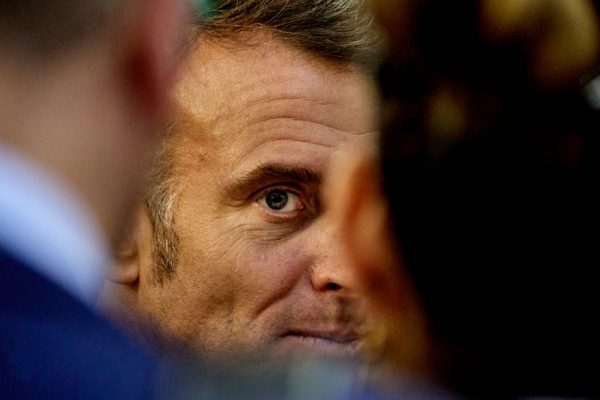 Сербский депутат назвал заявления Макрона о ядерной доктрине опасными играми