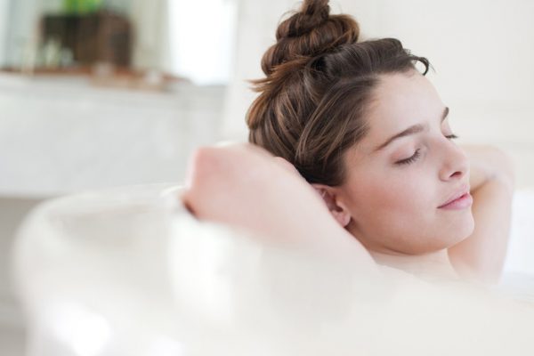 Диетолог Русакова: принимать ванну после еды опасно