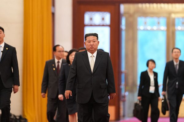 Ким Чен Ын подарил снайперские винтовки управляющим кадрам и военным командирам