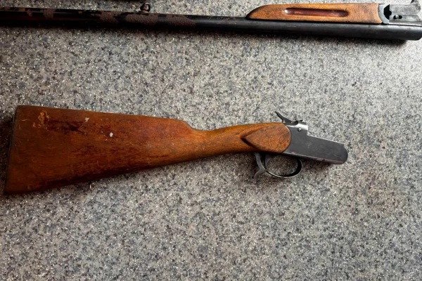 Жительница Кузбасса во время ремонта нашла в стене старый тайник с огнестрелом