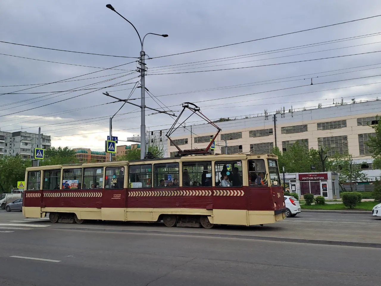 Трамвай сошел с рельсов на Мичурина в Красноярске