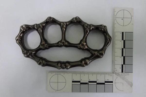 Сувенир не прошёл: в Барнауле у туристов с Пхукета в багаже нашли кастеты