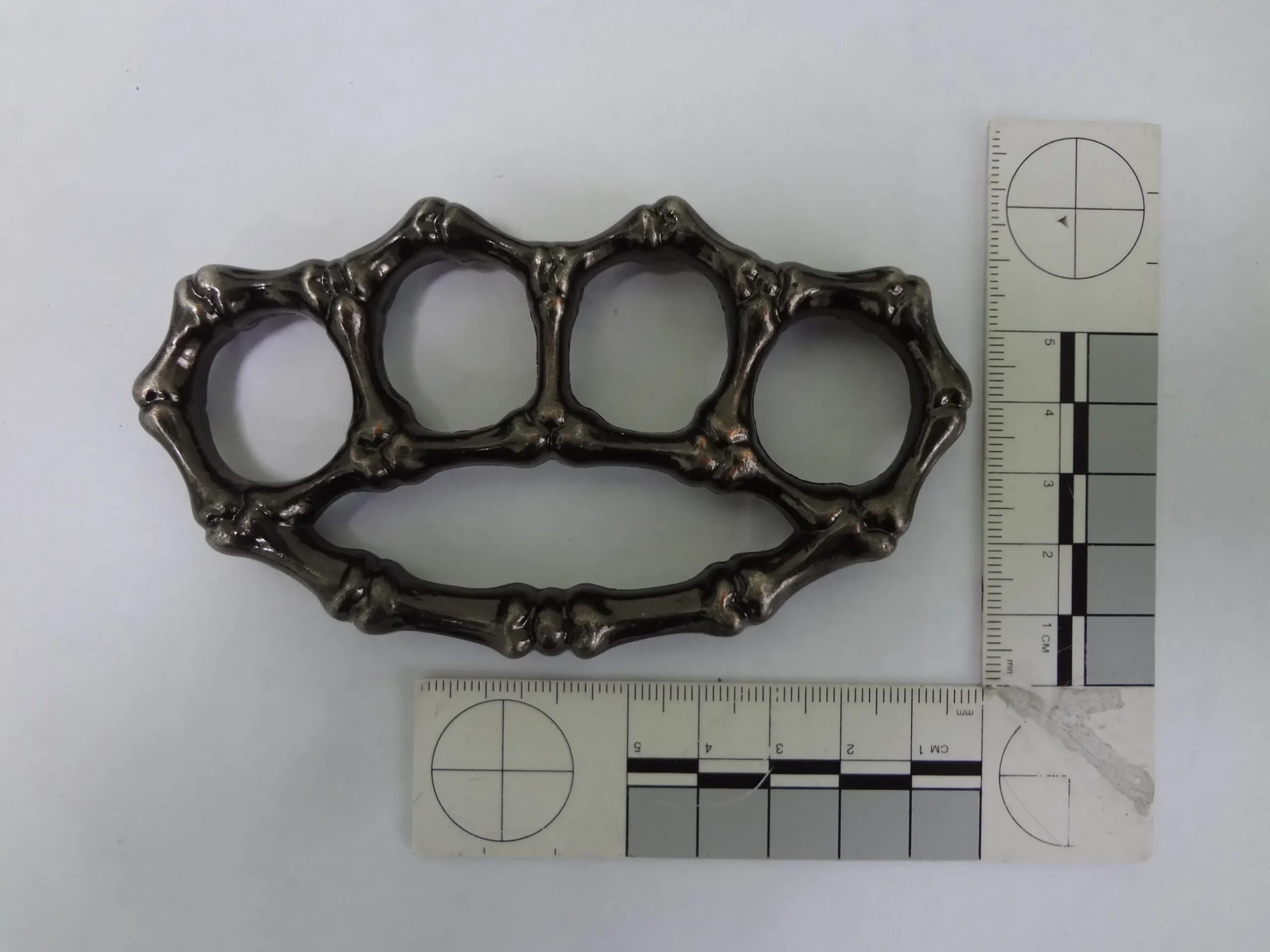 Сувенир не прошёл: в Барнауле у туристов с Пхукета в багаже нашли кастеты