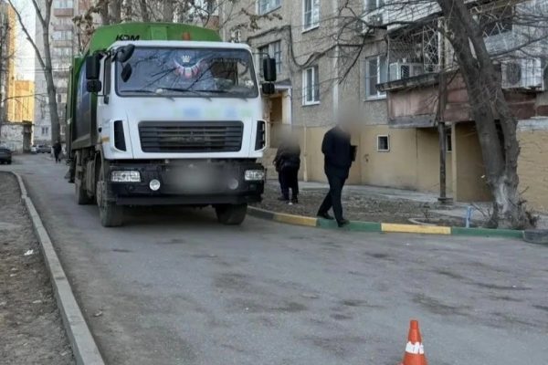 Стали известны подробности, как мусоровоз задавил женщину во дворе в Астрахани | АРБУЗ