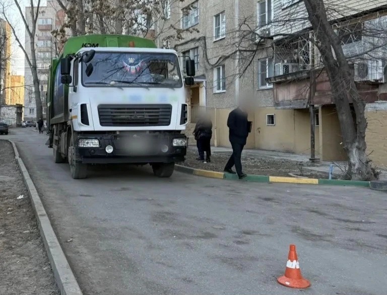 Стали известны подробности, как мусоровоз задавил женщину во дворе в Астрахани | АРБУЗ
