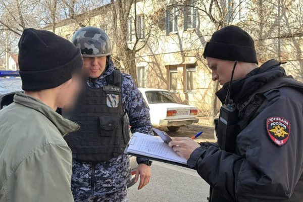 В Астрахани мужчина размахивал предметом, похожим на пистолет и ронял его на улице | АРБУЗ