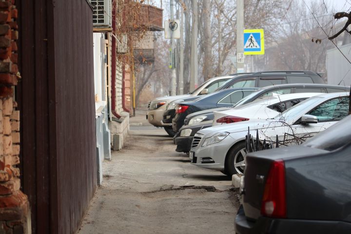 Владельцу пяти авто пришлось оплатить разом 135 штрафов в Астраханской области