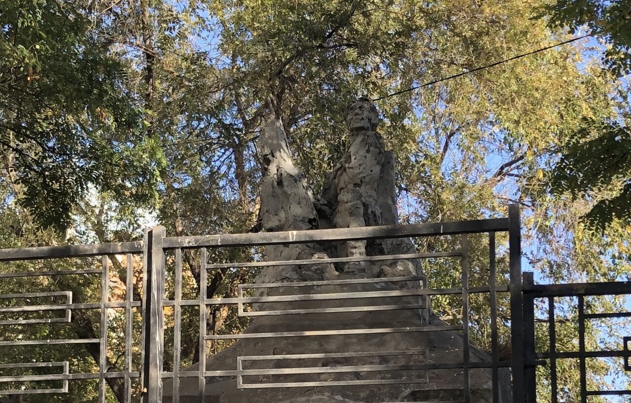 В Астрахани планируют реставрацию памятника на могиле Трусова в центре города | АРБУЗ