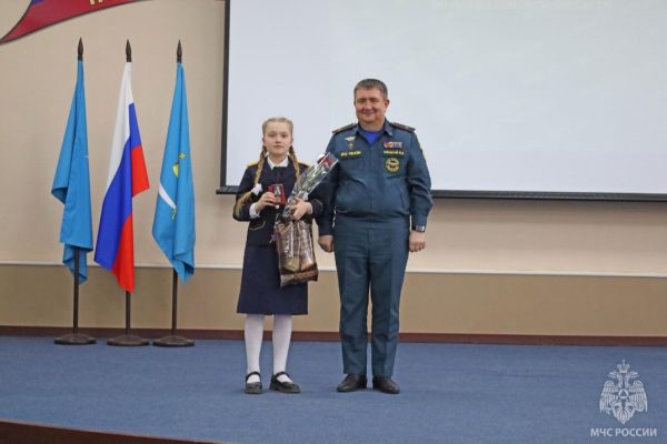 Под Астраханью семеро подростков сдерживали пламя до приезда пожарных: ребят наградили | АРБУЗ