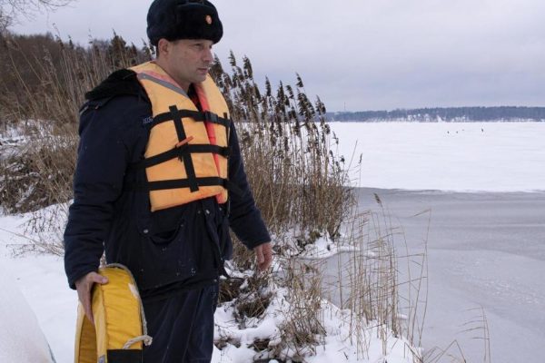 В ГКУ МО «Мособлпожспас» напомнили об опасности выхода на лед во время снегопадов