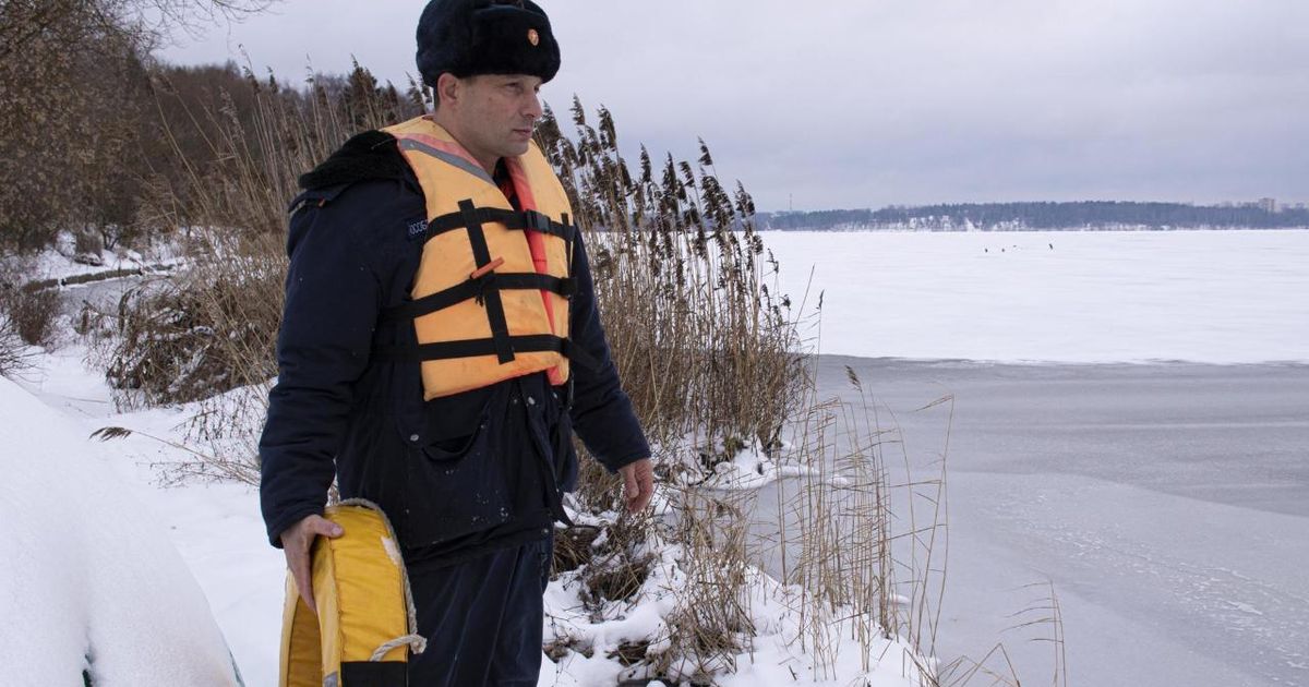В ГКУ МО «Мособлпожспас» напомнили об опасности выхода на лед во время снегопадов