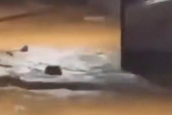 Гробы проплыли по улицам города в Бразилии из-за аномальных осадков