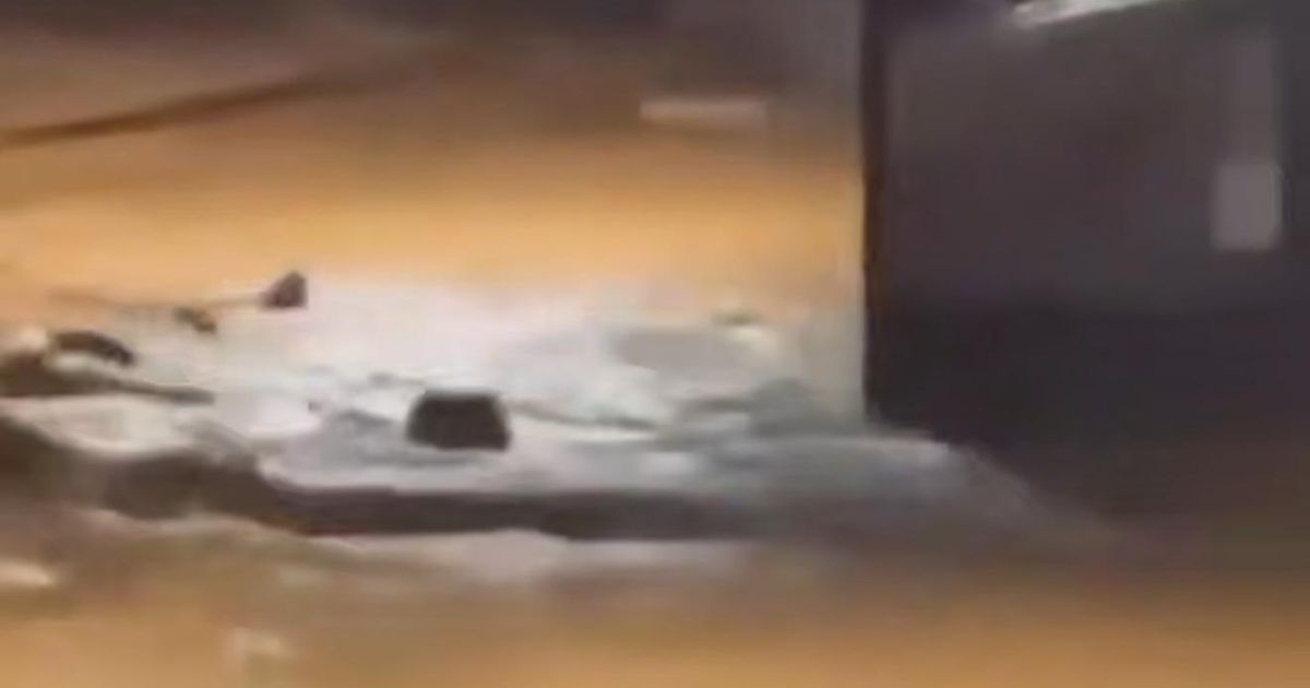 Гробы проплыли по улицам города в Бразилии из-за аномальных осадков