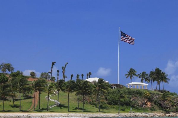 Элита педофилов-каннибалов или обычная технология управления: что на самом деле происходило на острове Эпштейна