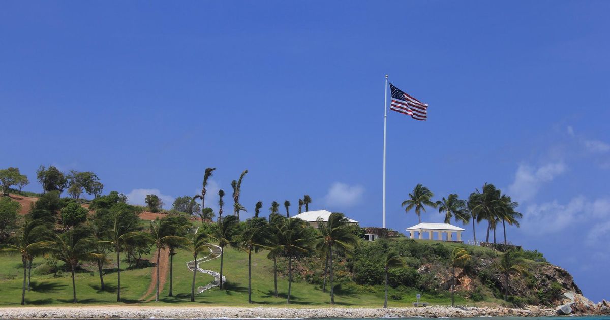 Элита педофилов-каннибалов или обычная технология управления: что на самом деле происходило на острове Эпштейна