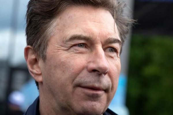 Не хочет лишаться привилегий: Сюткин отказался сдавать номер «АМР» с Mercedes