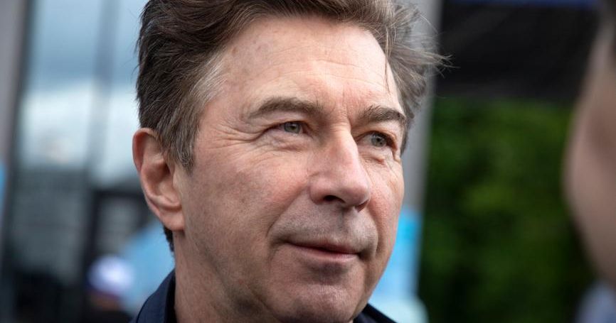 Не хочет лишаться привилегий: Сюткин отказался сдавать номер «АМР» с Mercedes