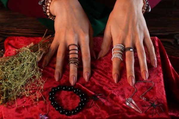 «Пропаганда мракобесия»: депутат предложил запретить шоу о магах и колдунах