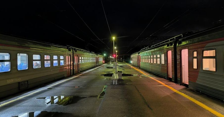 «Как в фильме ужасов»: атмосферу в подмосковной электричке сняли на видео