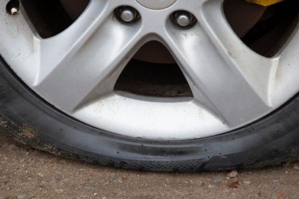 «Вот такое доброе утро»: в Подмосковье ночной мститель порезал колеса на парковке